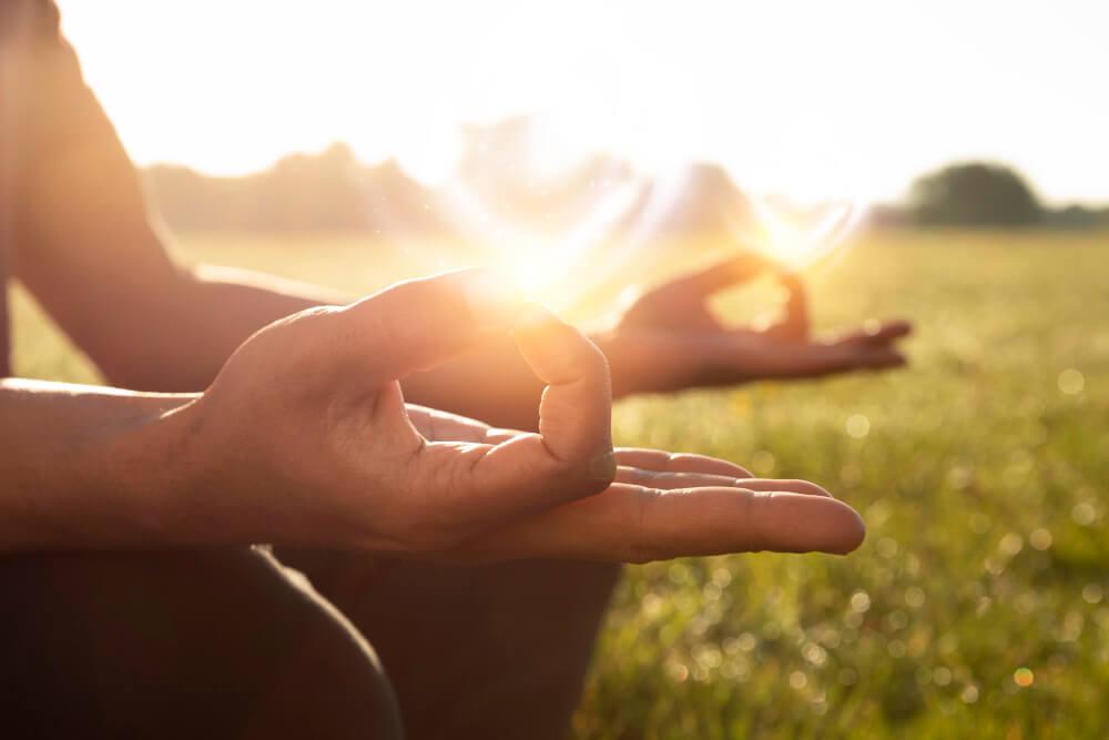 Meditatie in de natuur bij zonsopkomst