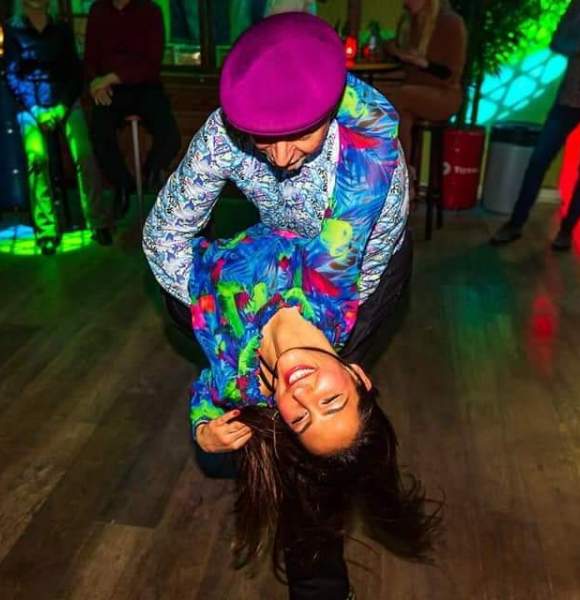 Dansen: vrouw maakt een dip tijdens het dansen