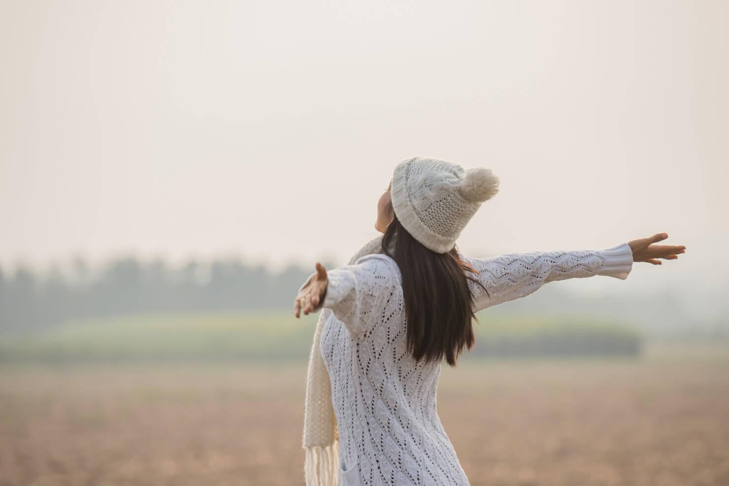 Vrouw geniet buiten van de natuur