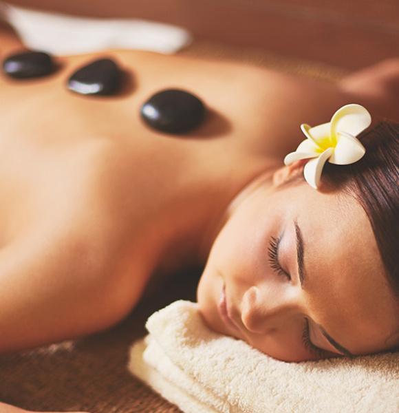 Hotstone-massage met warme stenen