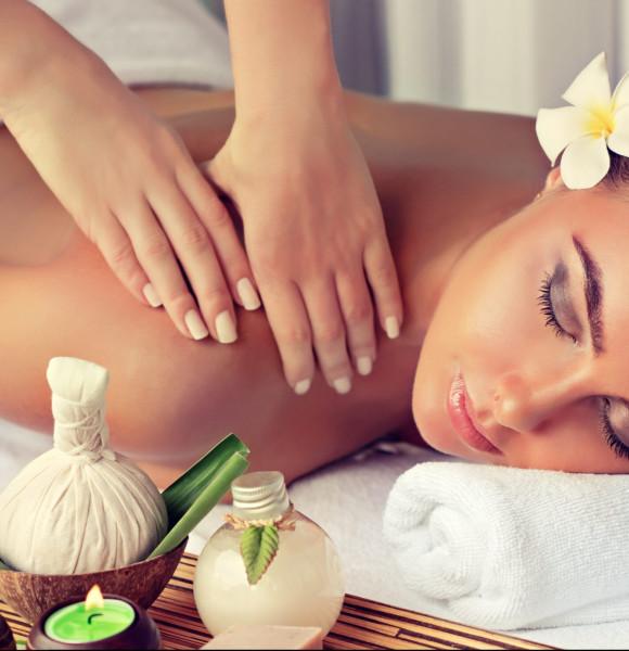 Rugmassage met kruidenstempels