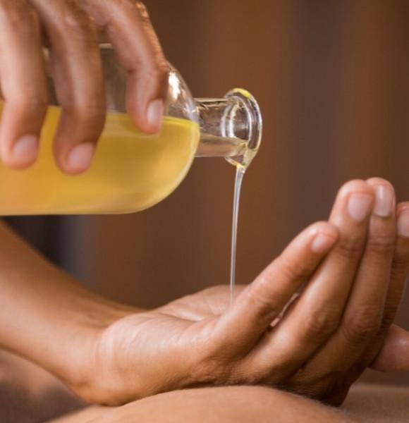 Massageolie wordt in de hand gegoten