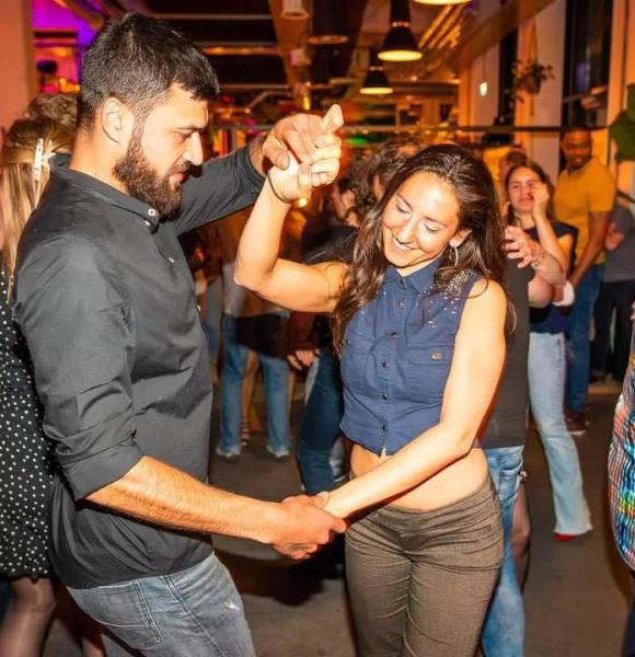 Stel danst samen op een dansavond
