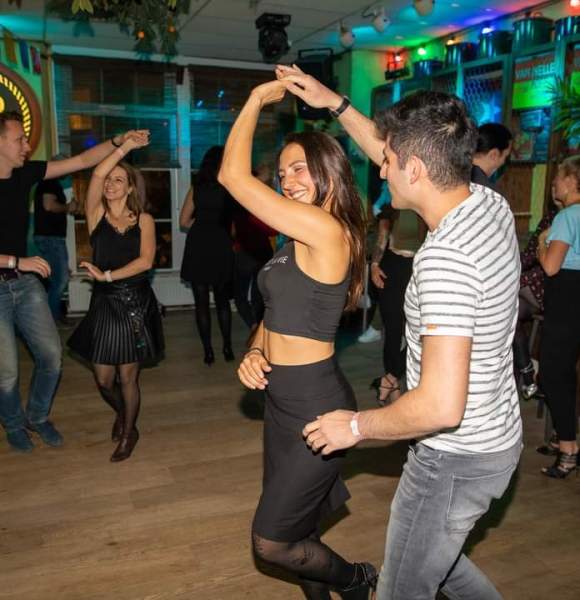 Mensen dansen samen op een dansavond