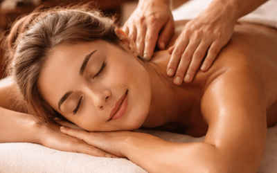 Vrouw ontspant tijdens een massage